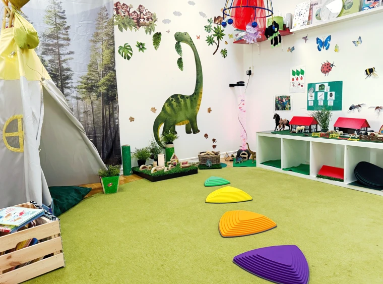 Lärmiljö på Viktoria förskola. Rum med dinosaurietema anpassat efter barnens intressen.