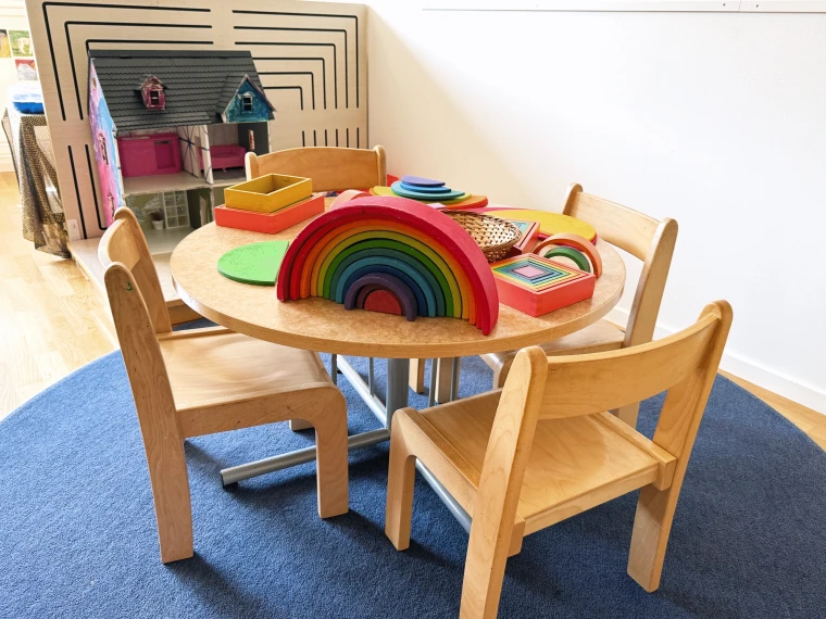 Lärmiljö på Viktoria förskola. Bord med pedagogiska leksaker.
