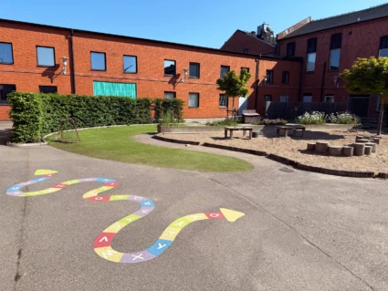 Fasad och utemiljö på Viktoria förskola.