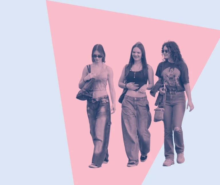 Tre ungdomar som går tillsammans