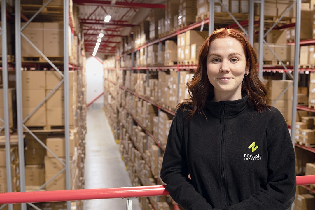 Bild på flödeskoordinator Nike i en lagerhall.