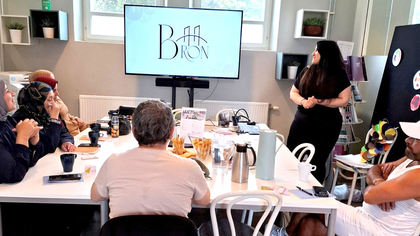 Människor runt ett bord.