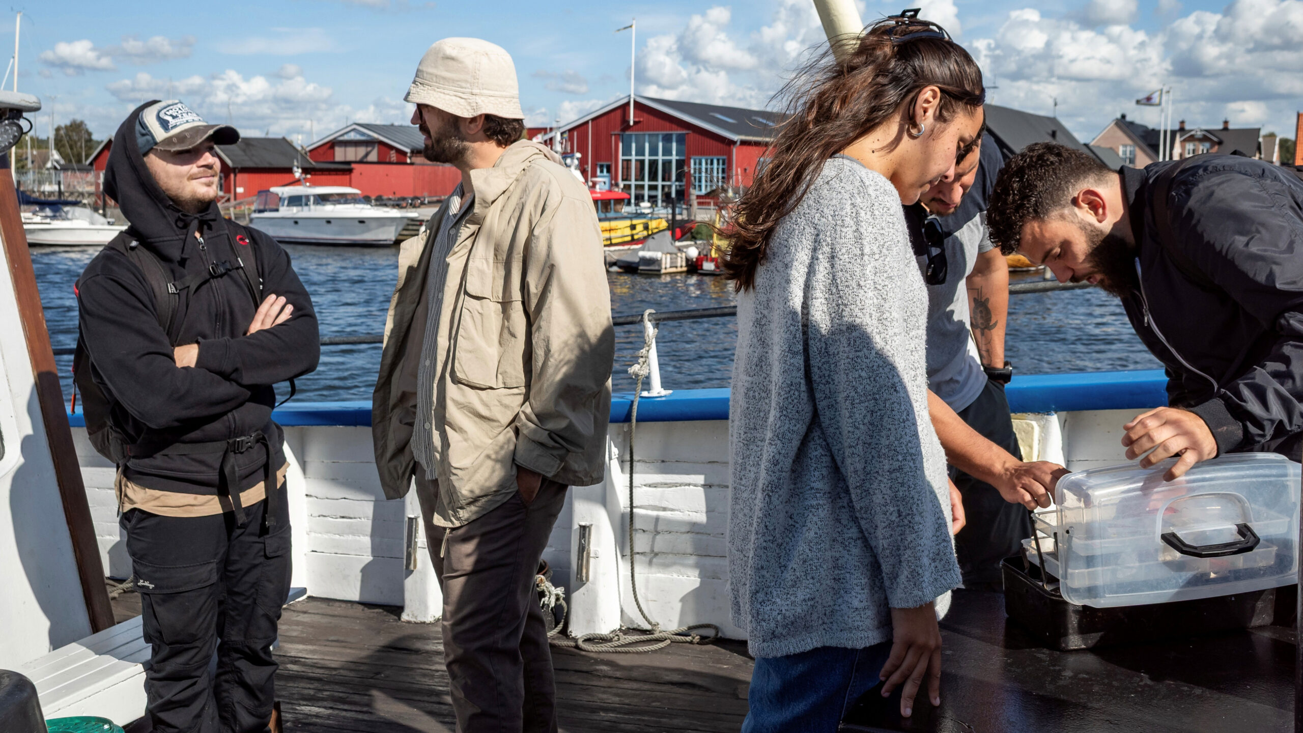 En grupp människor på fisketur.