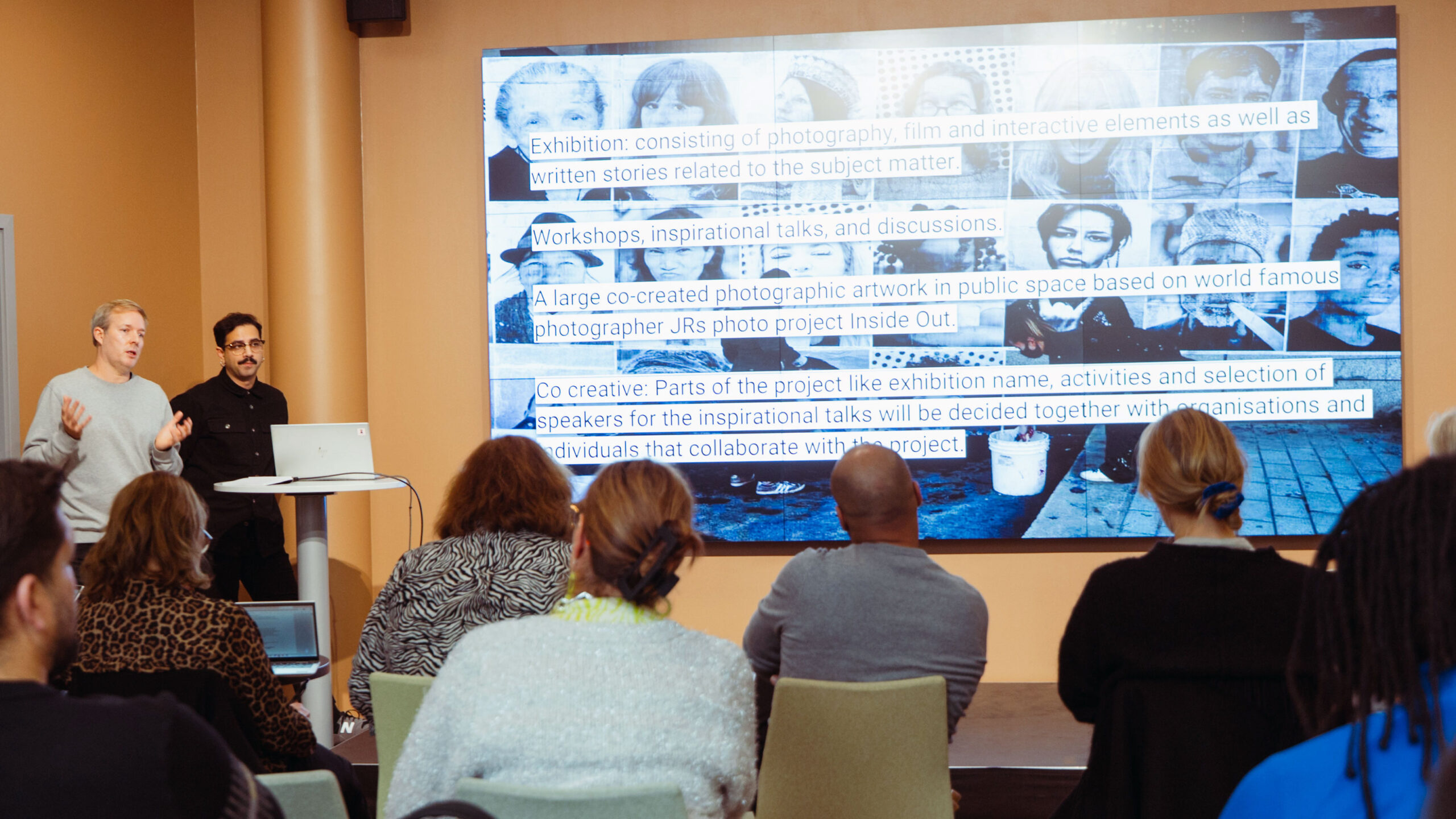 En grupp människor tittar på en presentation.