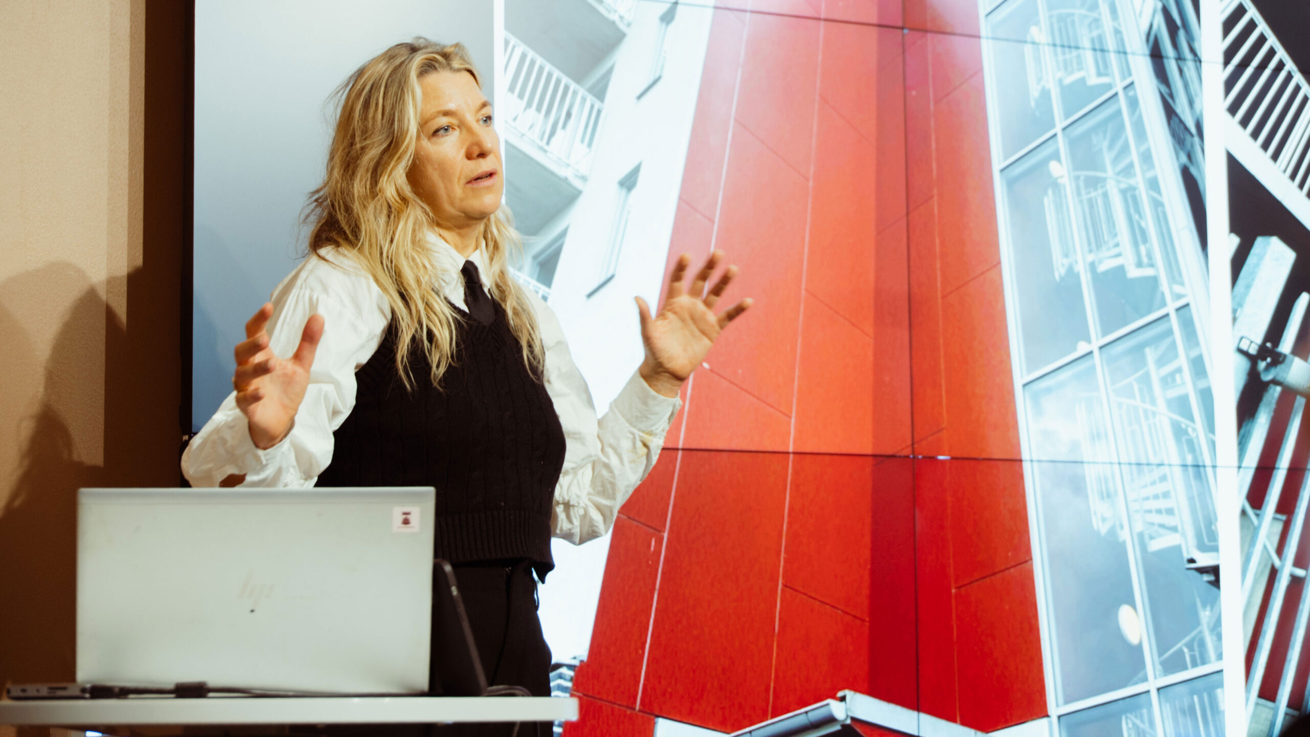 En person håller i en presentation.