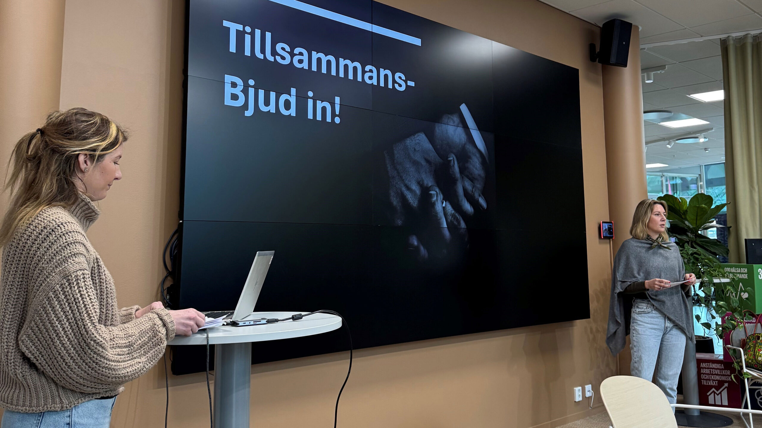 Två personer framför en bildskärm
