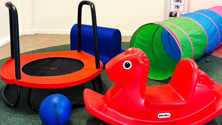 Studsmatta, boll, tunnel och en gungleksak inspirerat till rörelse.