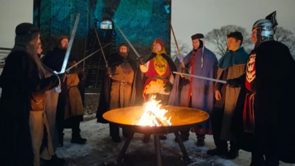 Riddare framför eld med Kärnan i bakgrunden