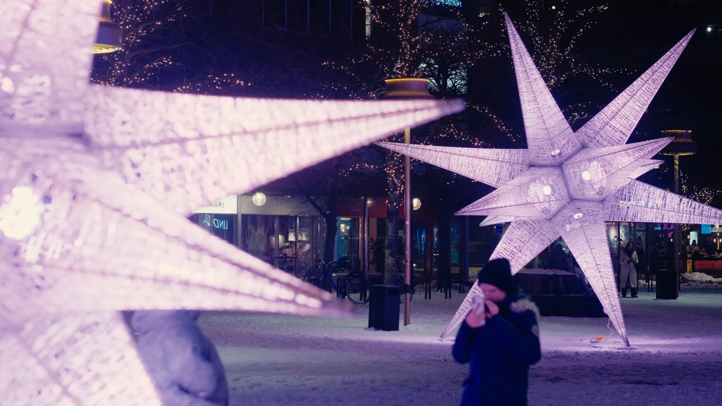 Person som fotar ljusverket Sjärnfall på Mäster Palms plats