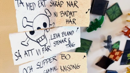 Text som uppmuntrar att plocka med sitt skräp hem när man har varit och badat.