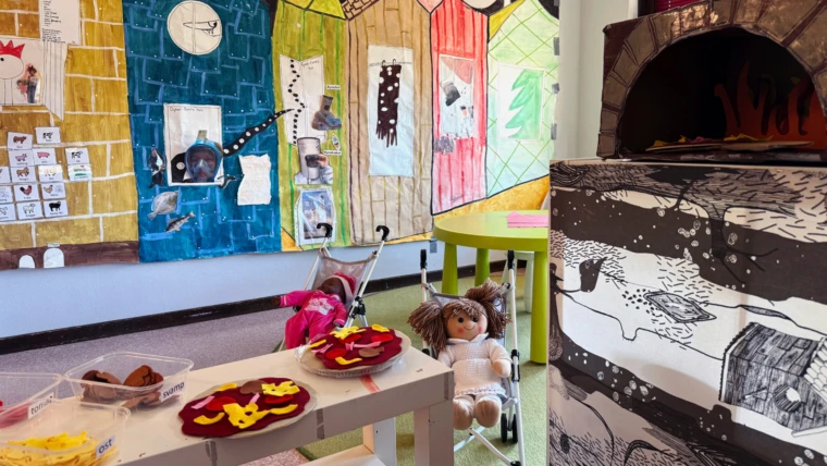 Bild på lärmiljön. Leksaksmat, dockor och hus skapar en sagomiljö för barnen.