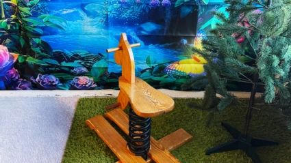 Bild på gunghäst med ett motiv av havet i bakgrunden.