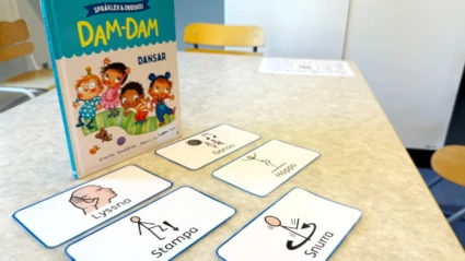 Boken Dam-Dam dansar med tillhörande kort där det står lyssna, dansa, stampa, hoppa och snurra.