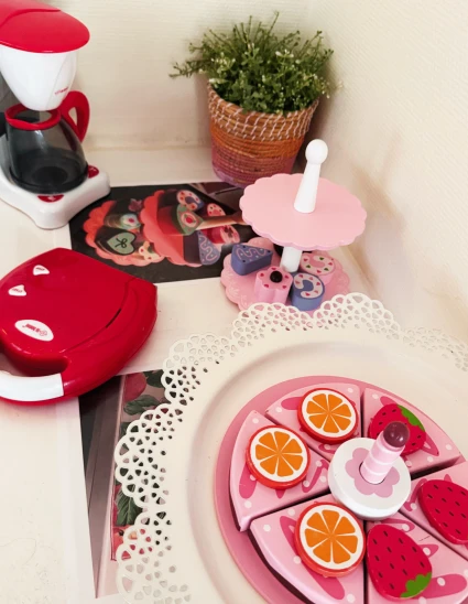 Lekhörna på Tallkottens förskola med leksakskakor och kaffebryggare.