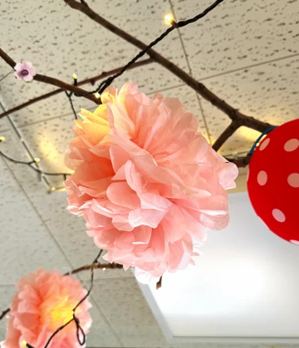 Inomhusmiljö på Tallkottens förskola. Bilden visar ett träd inomhus med rosa blommor.