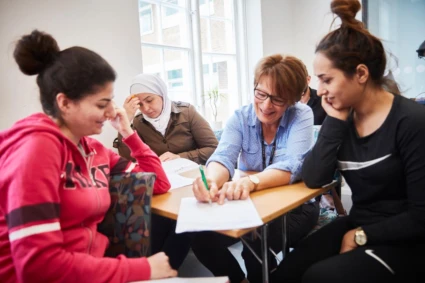 fyra kvinnor som sitter vid ett bord och studera.