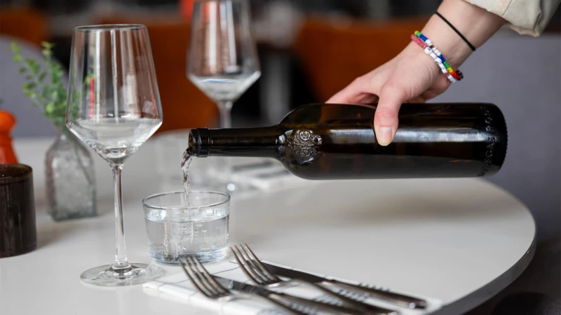 Vatten serveras på en restaurang.