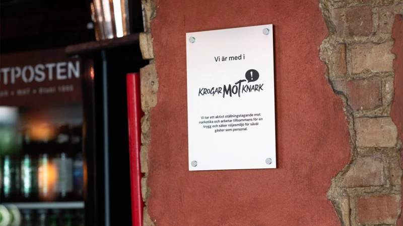 Skylt med "Krogar mot knark"-symbol på restaurang