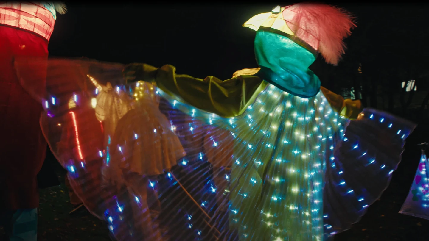 Fantasifull, glittrig dräkt i lanternparaden.
