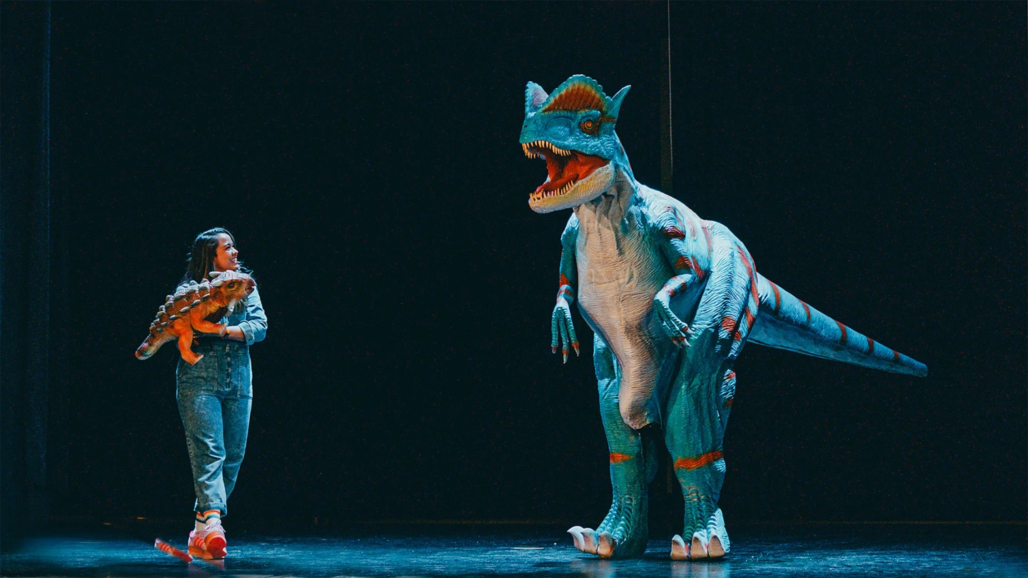 En dinosaurie på en scen.