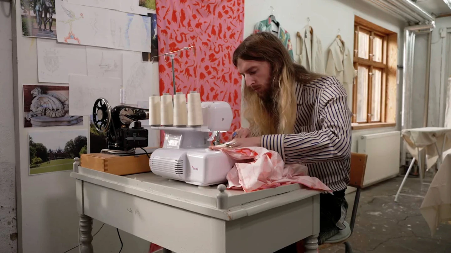 En man vid en symaskin.