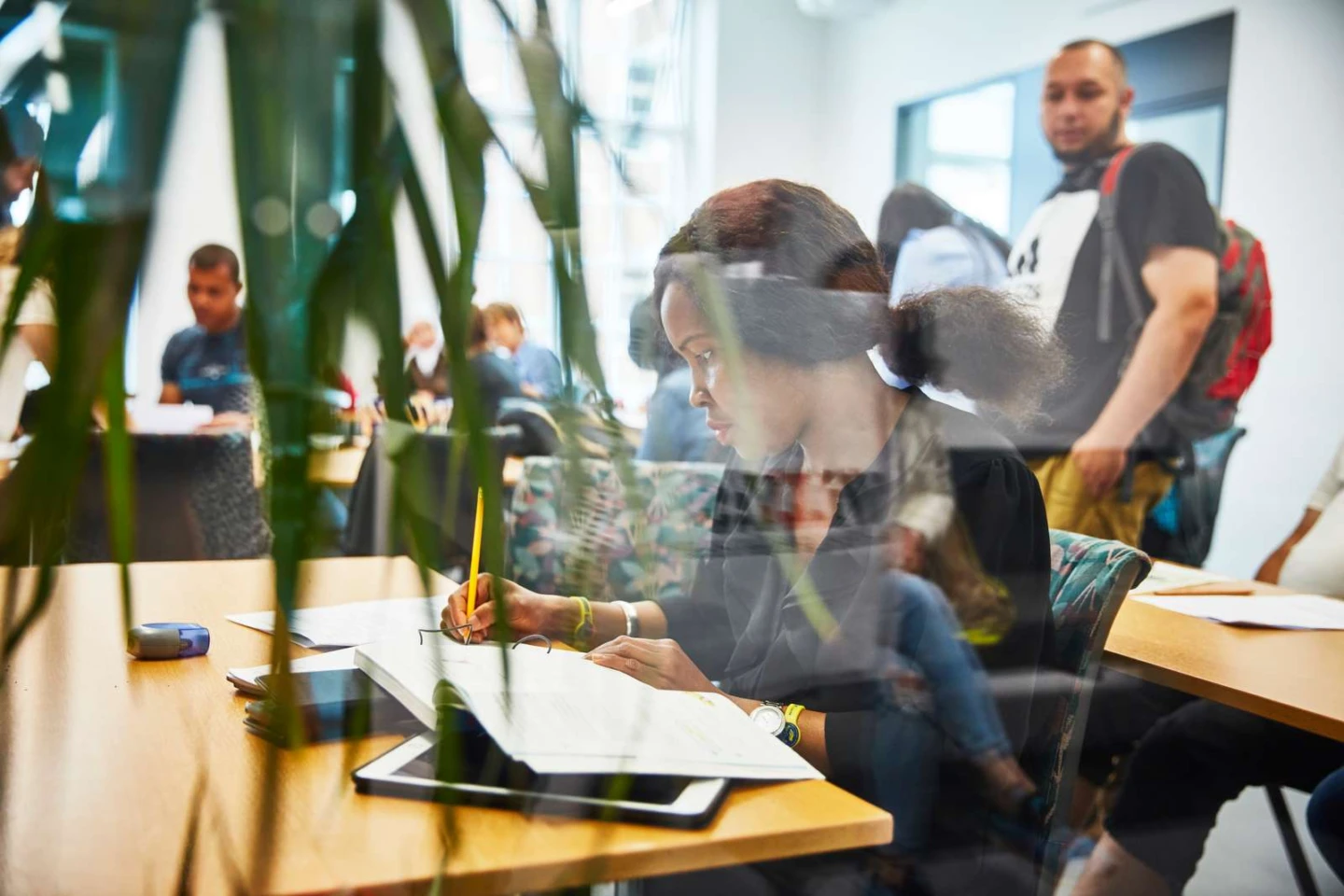 vy över klassrum där elever sitter och studerar
