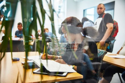 vy över klassrum där elever sitter och studerar