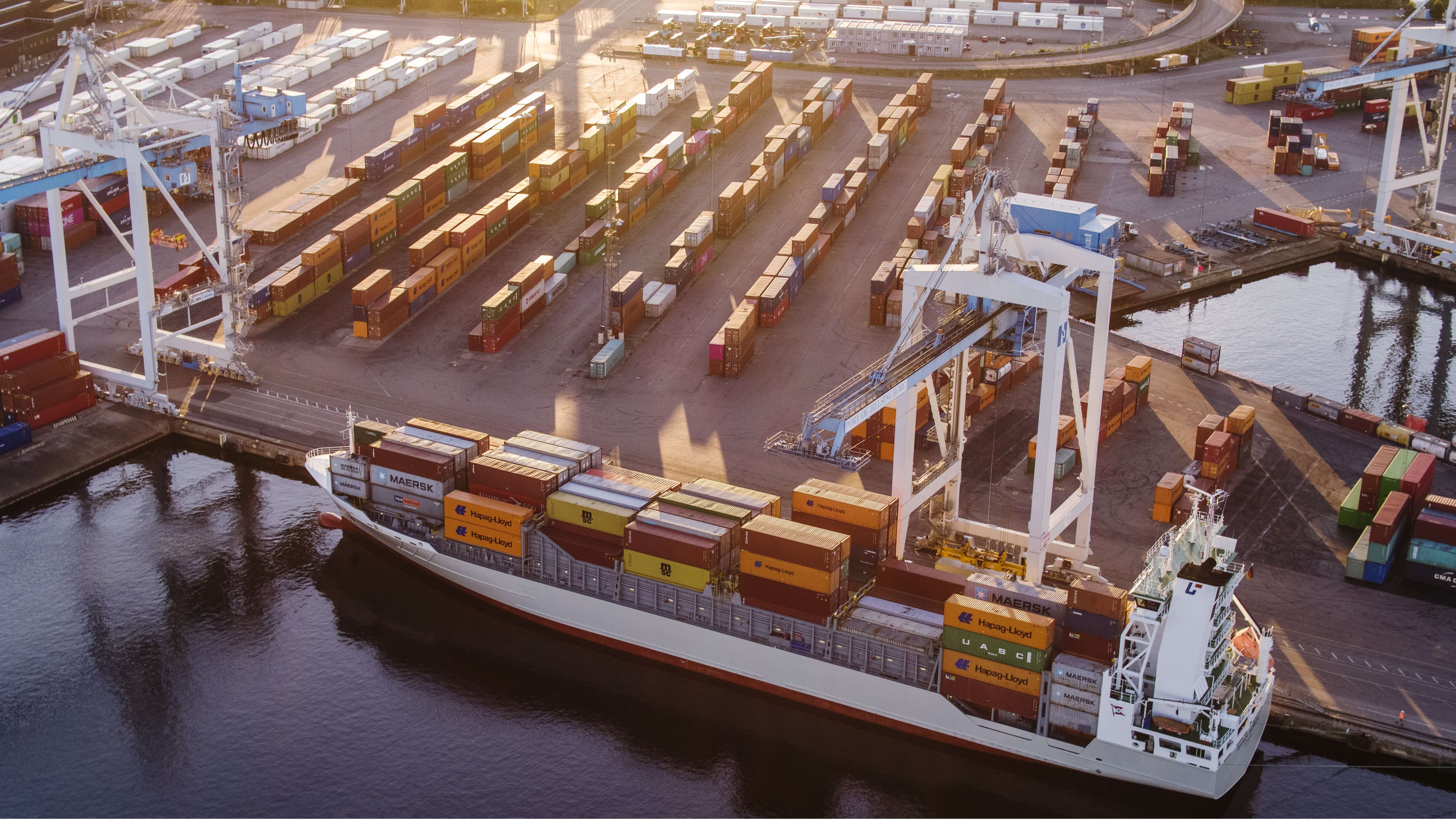 Lastfartyg i Helsingborgs hamn.