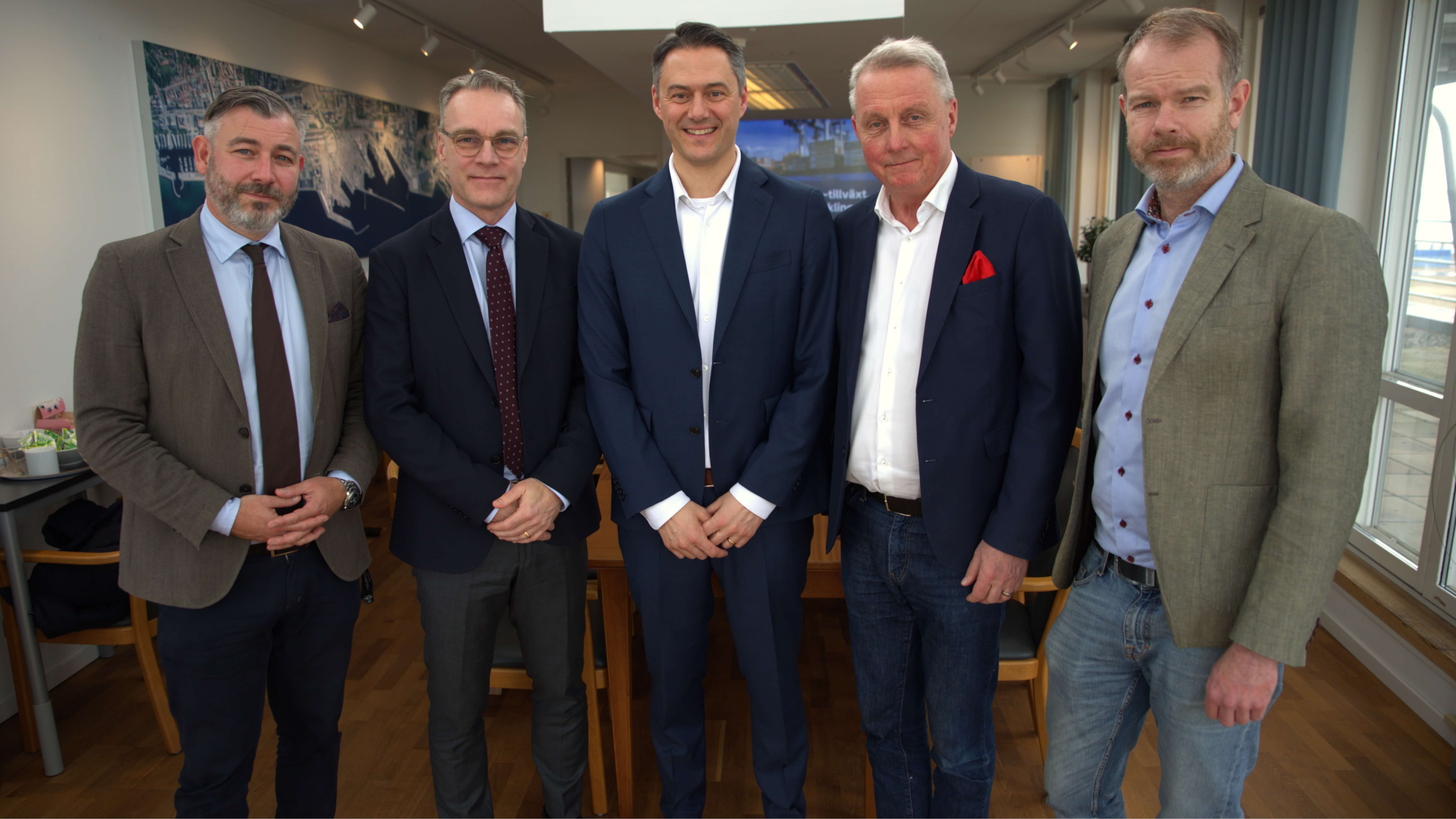 Gruppbild föreställande vd för Kemira Kemi AB, vd för Helsingborgs hamn, Jan Björklund (S) kommunstyrelsens vice ordförande, Christian Orsing (M) kommunstyrelsens ordförande och Patrik Möller, exploateringschef.