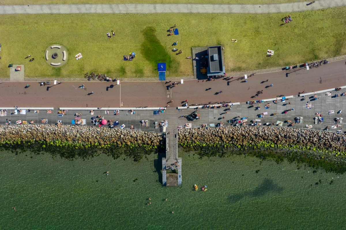 Flygfoto över det gröna aktivitetsområdet Gröningen och havet i Helsingborg en solig sommardag.