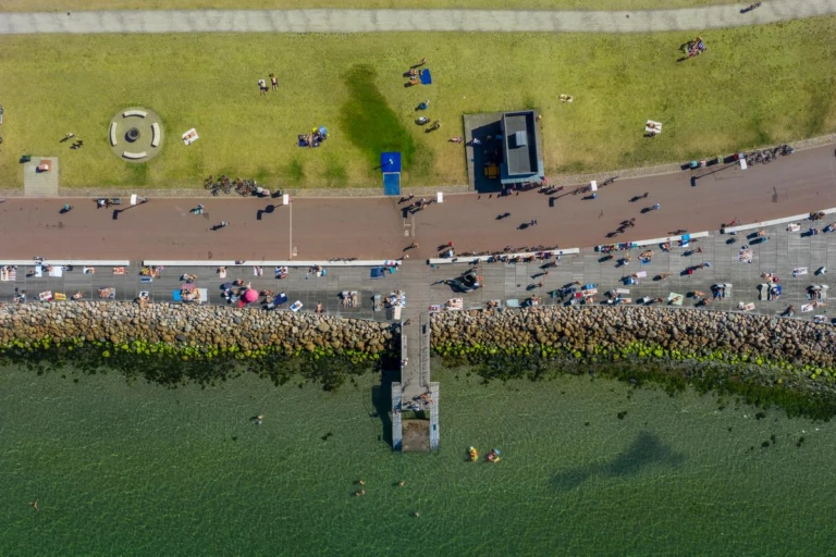 Flygfoto över det gröna aktivitetsområdet Gröningen och havet i Helsingborg en solig sommardag.