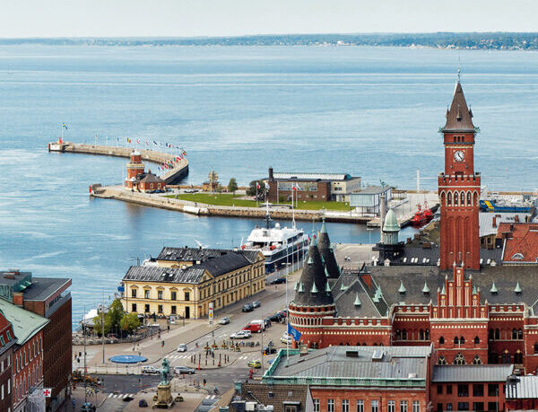Utsikt över Helsingborg mot vattnet med rådhuset och hamnen.