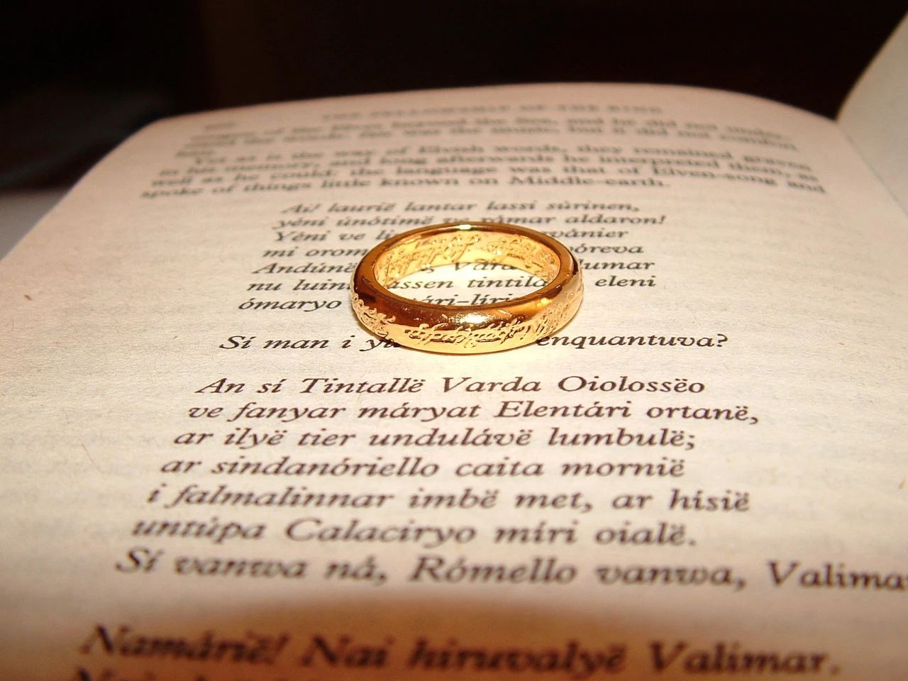 Den enda ringen som visas på en sida från JRR Tolkien: Sagan om ringen, del I Ringens sällskap, med texten till den alviska sången Galadriel's Lament.