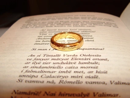 Den enda ringen som visas på en sida från JRR Tolkien: Sagan om ringen, del I Ringens sällskap, med texten till den alviska sången Galadriel's Lament.