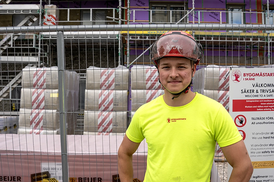 En tidigare elev på bygg- och anläggningsprogrammet på sin arbetsplats