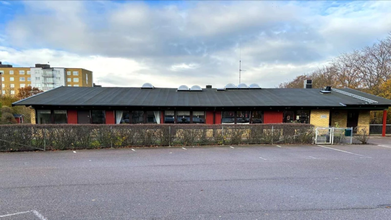 Foto på Ättekulla förskolas hus med ett våningsplan, vy utifrån mot fasaden