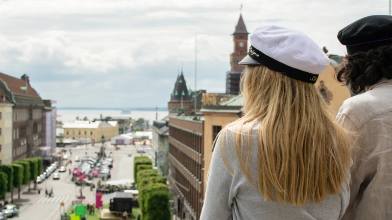 Nyblivna studenter tittar ut över staden.