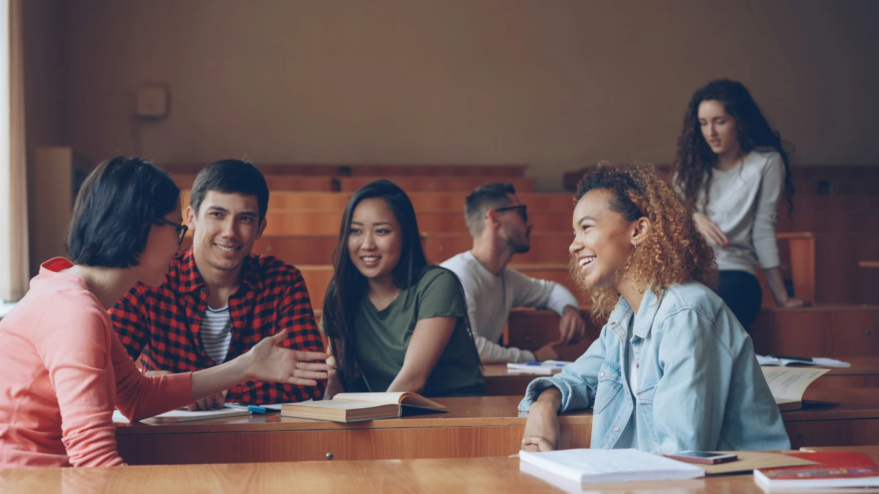 En grupp som pratar och skrattar med varandra.