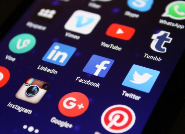 En smartphone fylld med appar.
