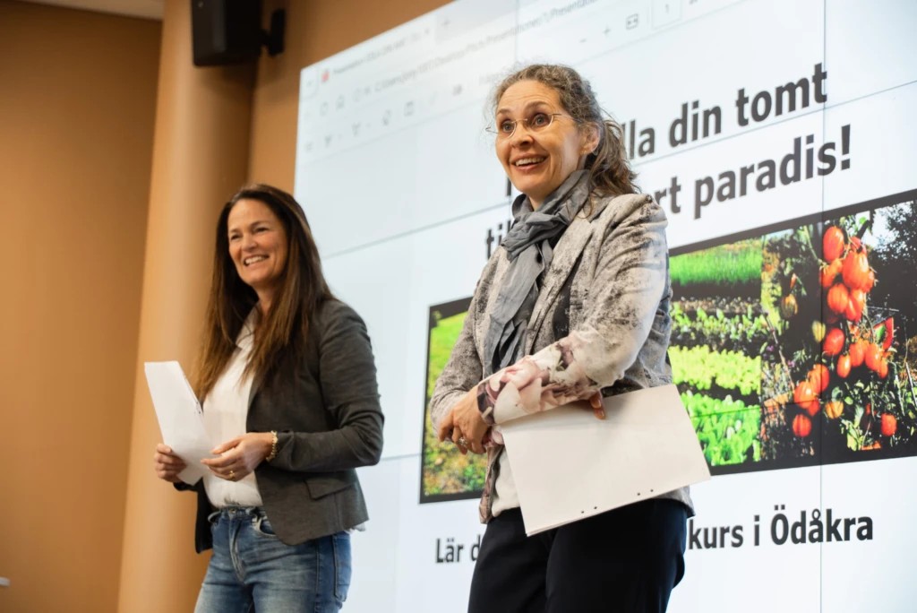 Två kvinnor framför bildskärm