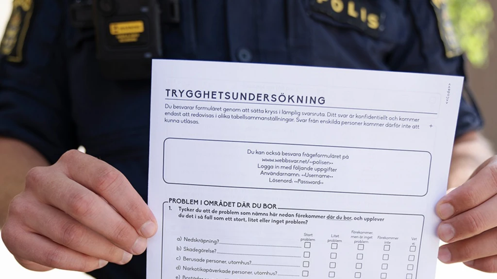 En person håller upp en enkät.