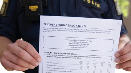 En person håller upp en enkät.