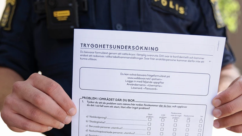 En person håller upp en enkät.