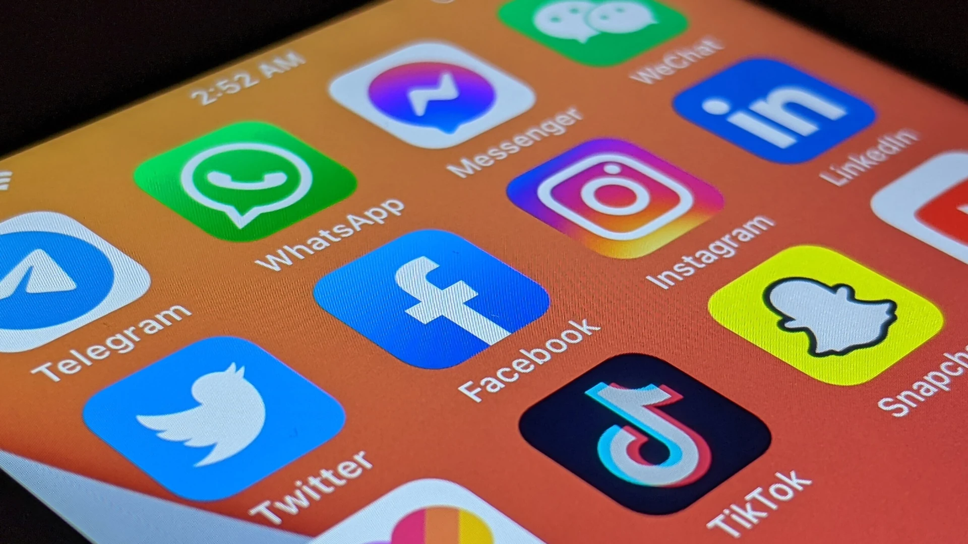 En smartphone fylld med sociala medier.