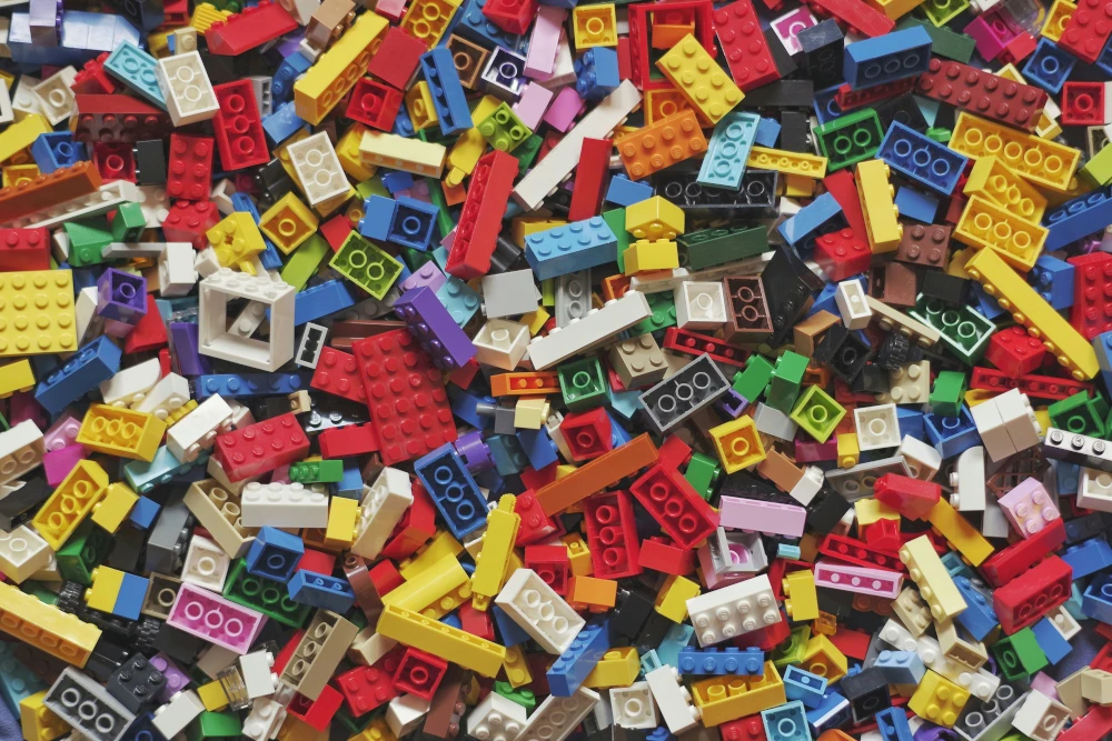 Massa legobitar i en massa färger.