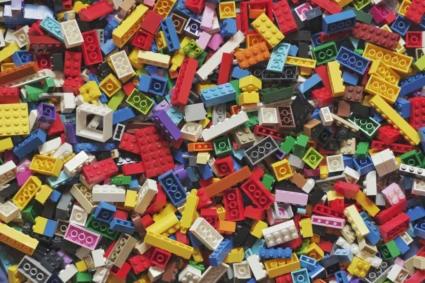 Massa legobitar i en massa färger.