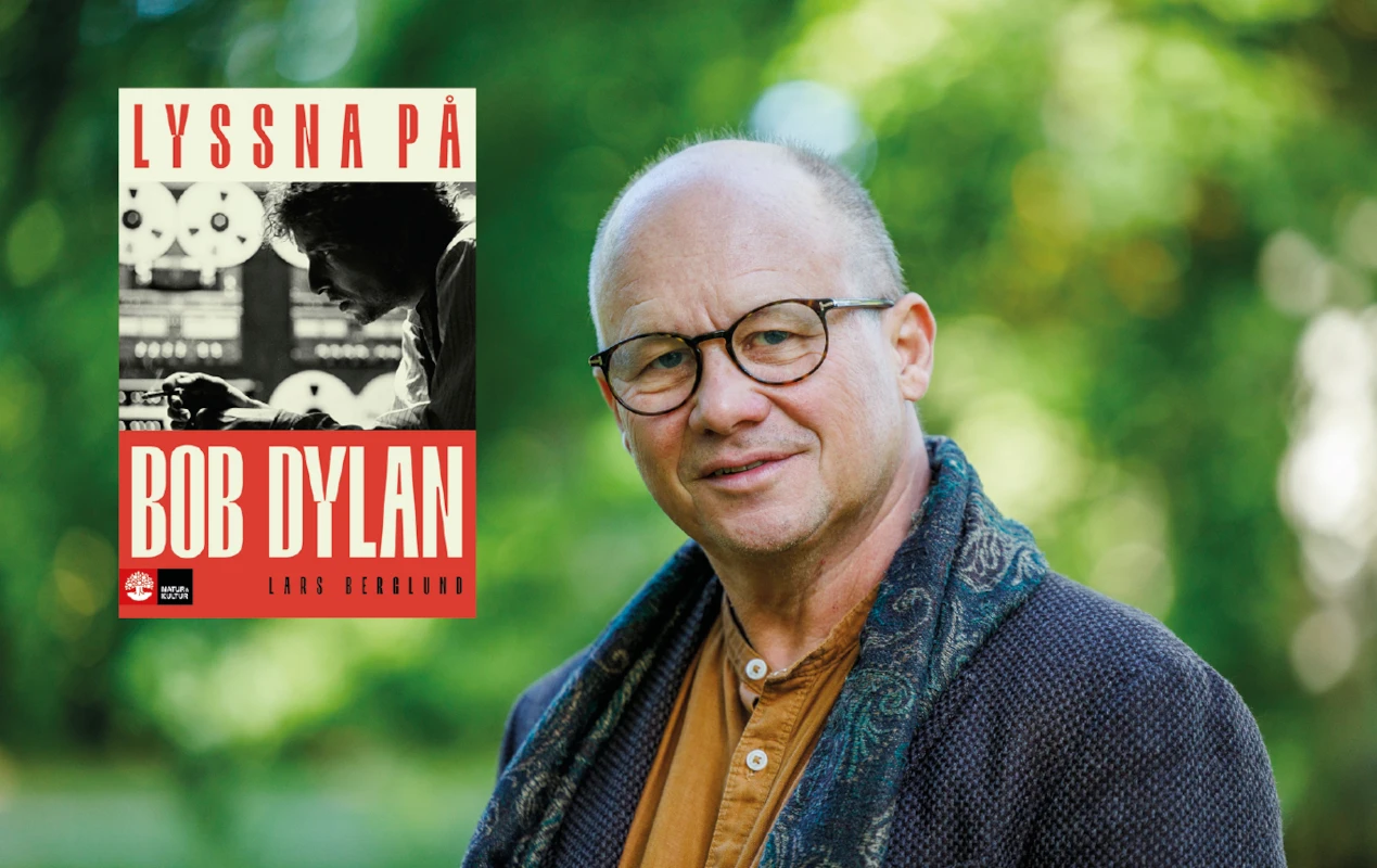 Porträttbild på författaren Lars Berglund. På bilden syns också omslaget på hans bok Lyssna på Bob Dylan.