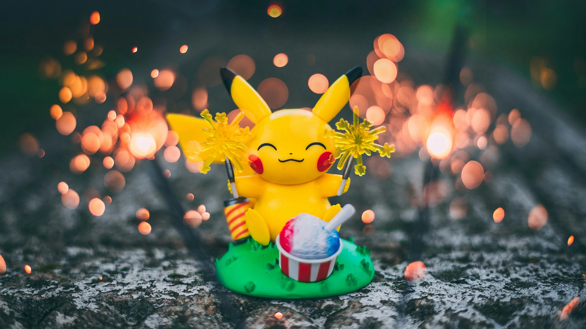 Pokémonfiguren Pikachu med tomtebloss i händerna.