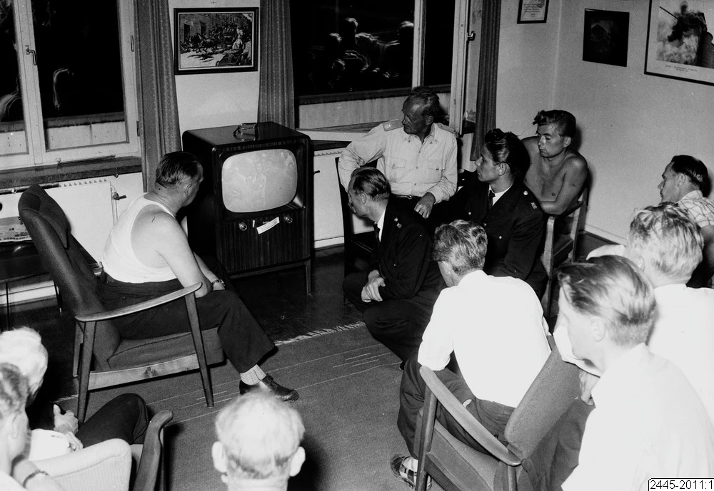 Personer som samlats runt en tv