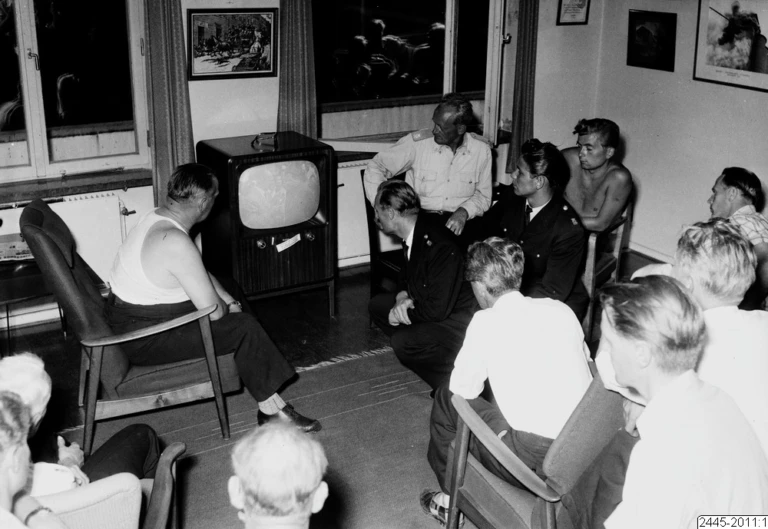 Personer som samlats runt en tv